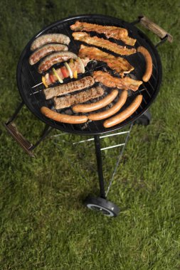 Bahçede açık ızgara