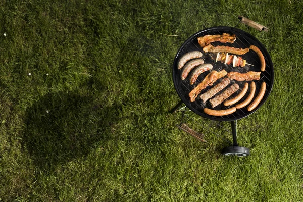 Verschiedene leckere Gegrilltes, Barbecue — Stockfoto