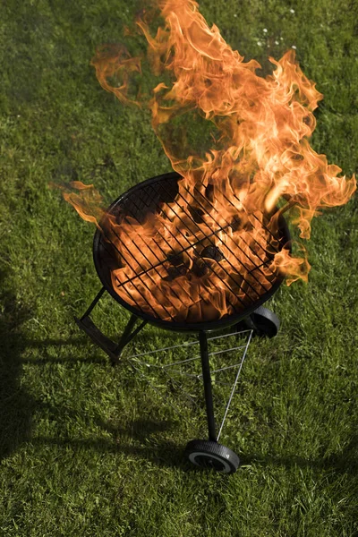 Tűz a háttérben, grill — Stock Fotó