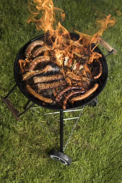 Grillen im Freien im Garten — Stockfoto