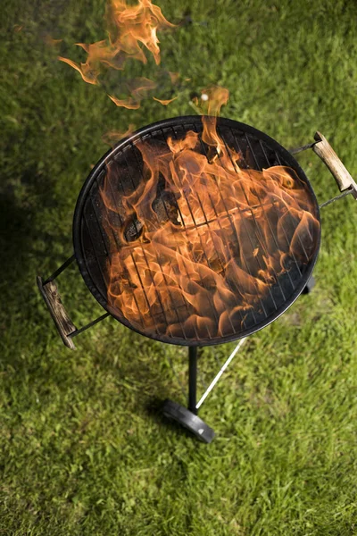 Grill mit Feuer auf der Natur — Stockfoto