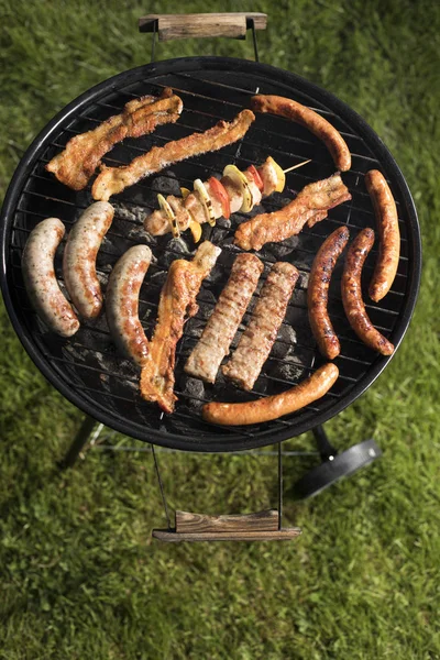 Diverse heerlijke gegrilde, barbecue — Stockfoto