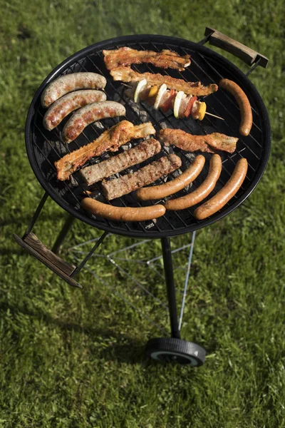 Diverse heerlijke gegrilde, barbecue — Stockfoto