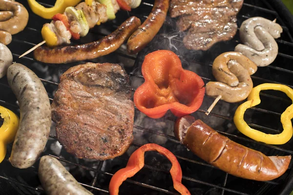 Assortiti deliziosi alla griglia, barbecue — Foto Stock
