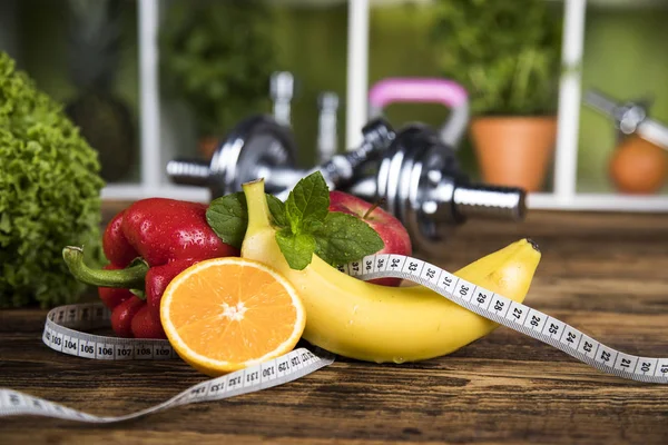 Hanteln und frisches Obst — Stockfoto