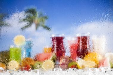 Yaz içecekler ve taze tropikal meyveler