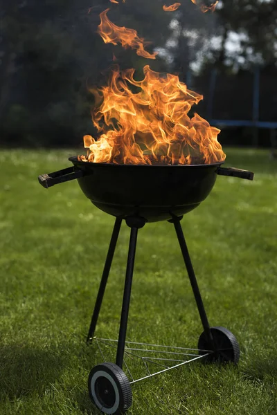 Barbecue grill met vuur op aard — Stockfoto