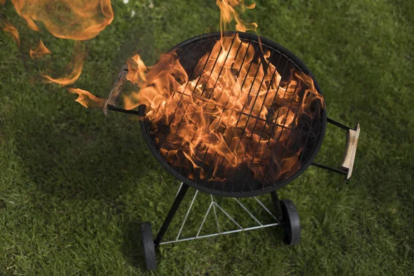 Griglia barbecue con fuoco sulla natura — Foto Stock