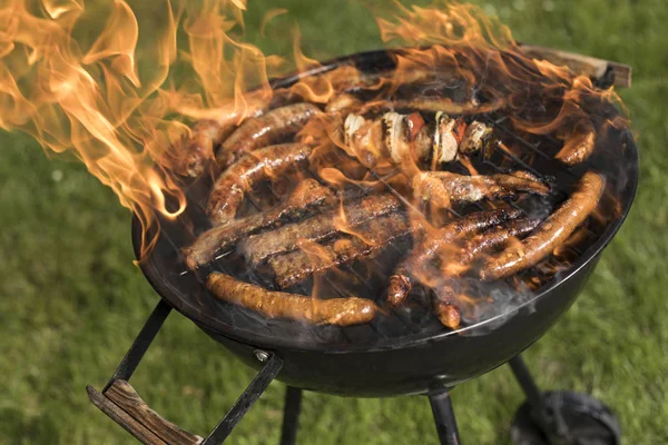 Grillen im Freien im Garten — Stockfoto