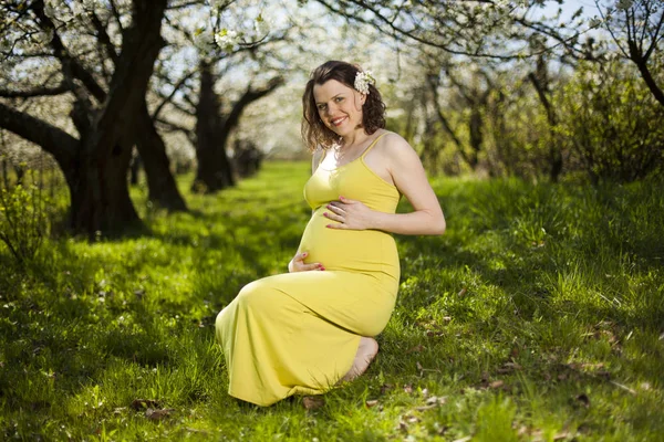 Güzel hamile kadın. 