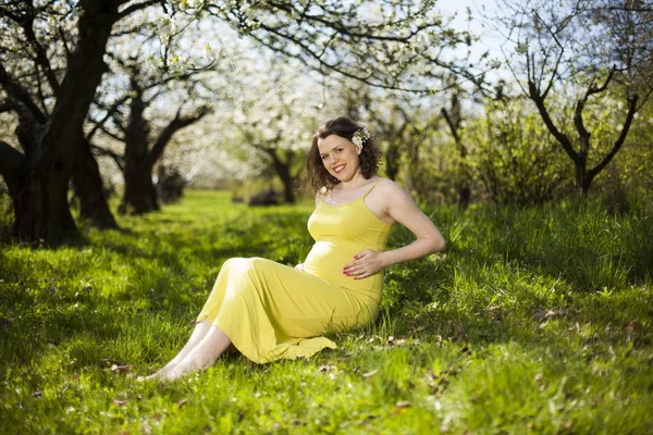 Νεαρή όμορφη έγκυος γυναίκα — Φωτογραφία Αρχείου