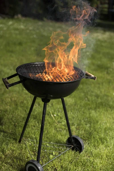 Barbecue grill met vuur op aard — Stockfoto