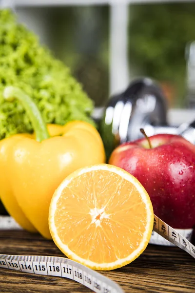 Pesas y frutas frescas —  Fotos de Stock