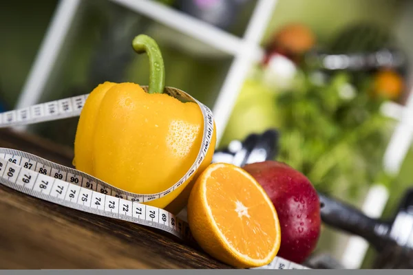 Halteres e frutas frescas — Fotografia de Stock