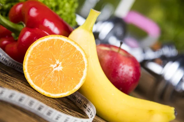 Halteres e frutas frescas — Fotografia de Stock