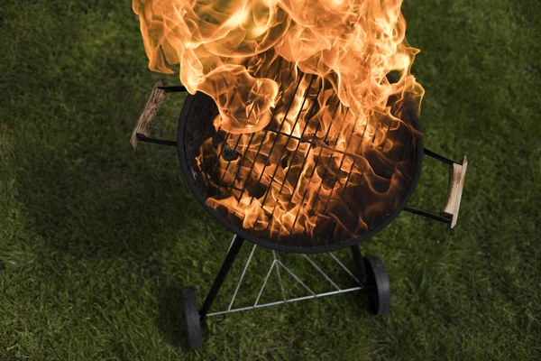 Гриль барбекю з вогнем на природі — стокове фото