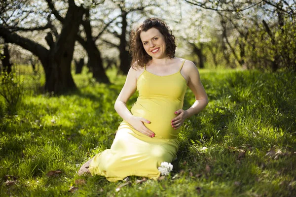 Güzel hamile kadın. 