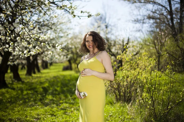 Güzel hamile kadın.