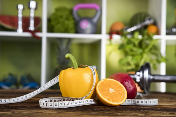 Pesas y frutas frescas — Foto de Stock