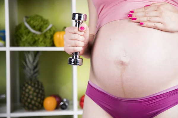 Fitness Donna incinta con manubri — Foto Stock