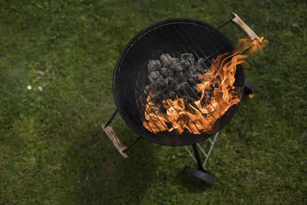 Barbecue-grill z ogniem na charakter — Zdjęcie stockowe