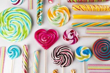 Renkli lolipop ve farklı şekerler 
