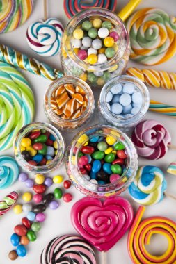 Kavanozlarda renkli şekerler 