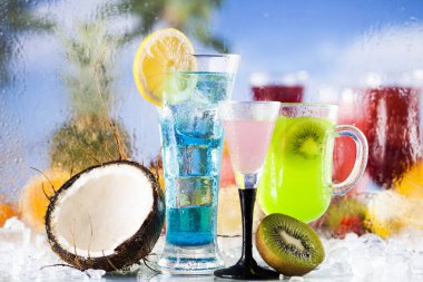 Yaz içecekler ve taze tropikal meyveler