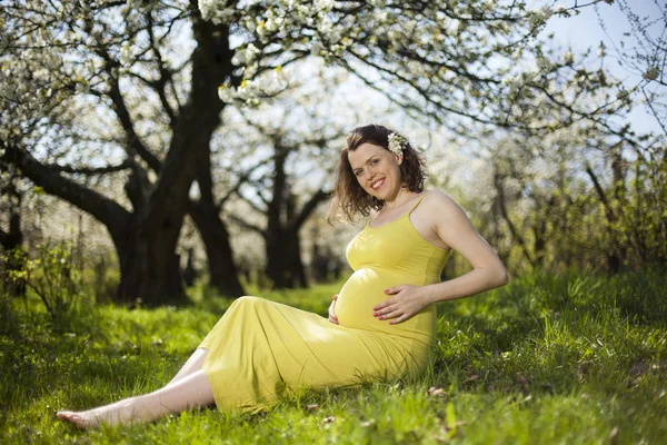 Güzel hamile kadın. 