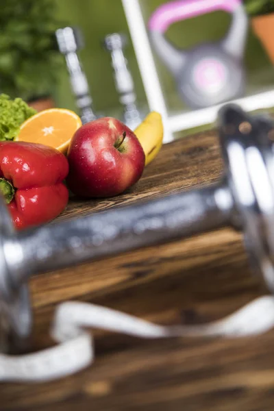 Halteres e frutas frescas — Fotografia de Stock