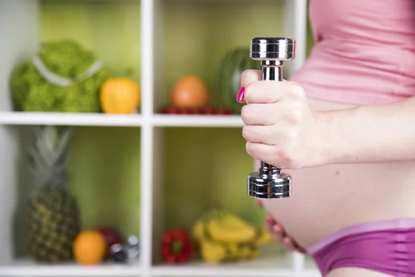 Kobieta w ciąży fitness — Zdjęcie stockowe