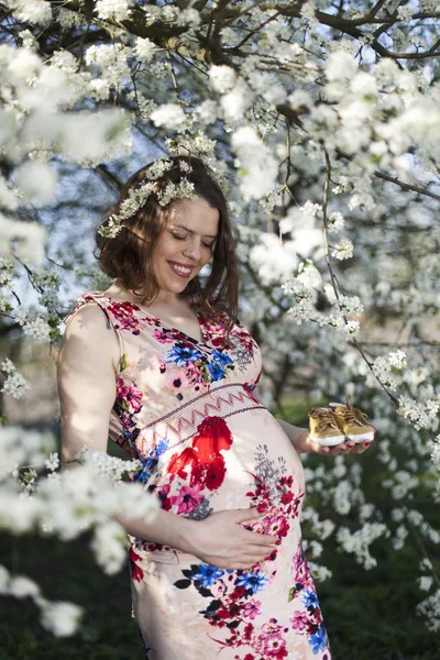 genç güzel bir hamile kadın 