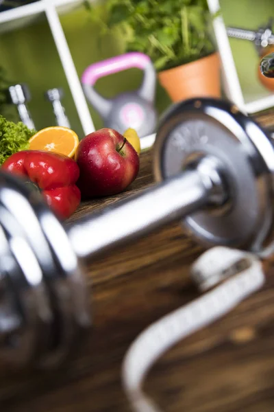 Hanteln und frisches Obst — Stockfoto