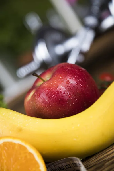 Halteres e frutas frescas — Fotografia de Stock