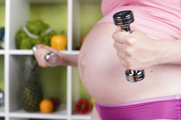 Fitness Mujer embarazada — Foto de Stock