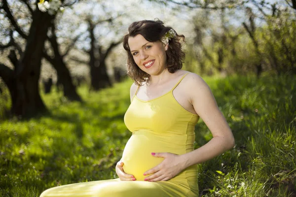 Güzel hamile kadın. 