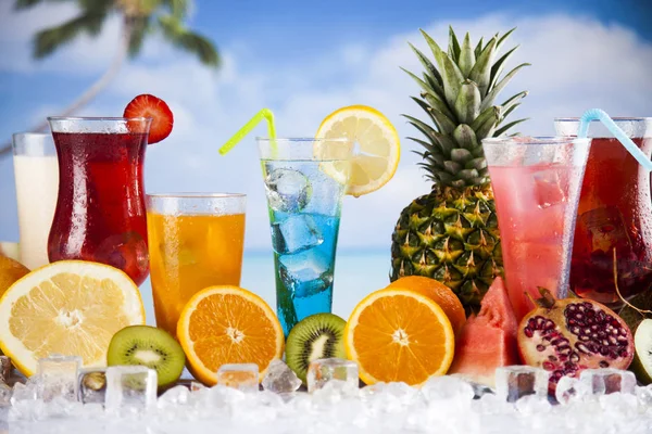 Bebidas de verano y frutas tropicales frescas — Foto de Stock