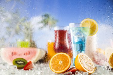 Yaz içecekler ve taze tropikal meyveler