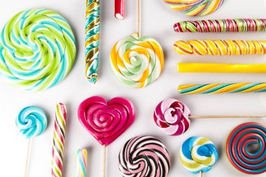 Renkli lolipop ve farklı şekerler 