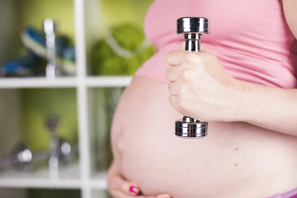 Kobieta w ciąży Fitness z hantlami — Zdjęcie stockowe