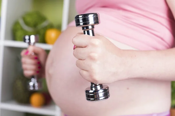 Fitness těhotná žena — Stock fotografie