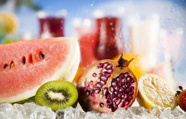 Yaz içecekler ve taze tropikal meyveler