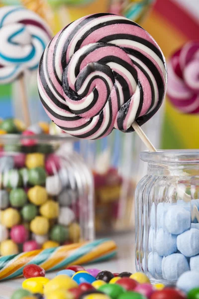 Kavanozlarda renkli şekerler 