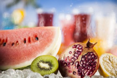Yaz içecekler ve taze tropikal meyveler