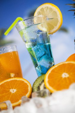 Yaz içecekler ve taze tropikal meyveler