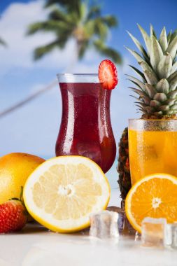 Yaz içecekler ve taze tropikal meyveler