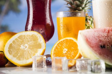 Yaz içecekler ve taze tropikal meyveler