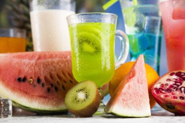 Yaz içecekler ve taze tropikal meyveler