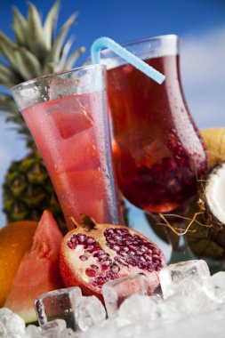 Yaz içecekler ve taze tropikal meyveler