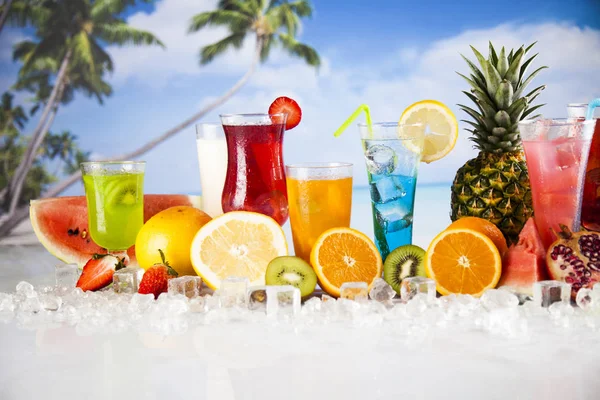 Boissons estivales et fruits tropicaux frais — Photo